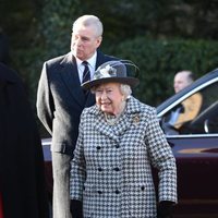 La Reina Isabel y el Príncipe Andrés en un servicio religioso en Sandringham