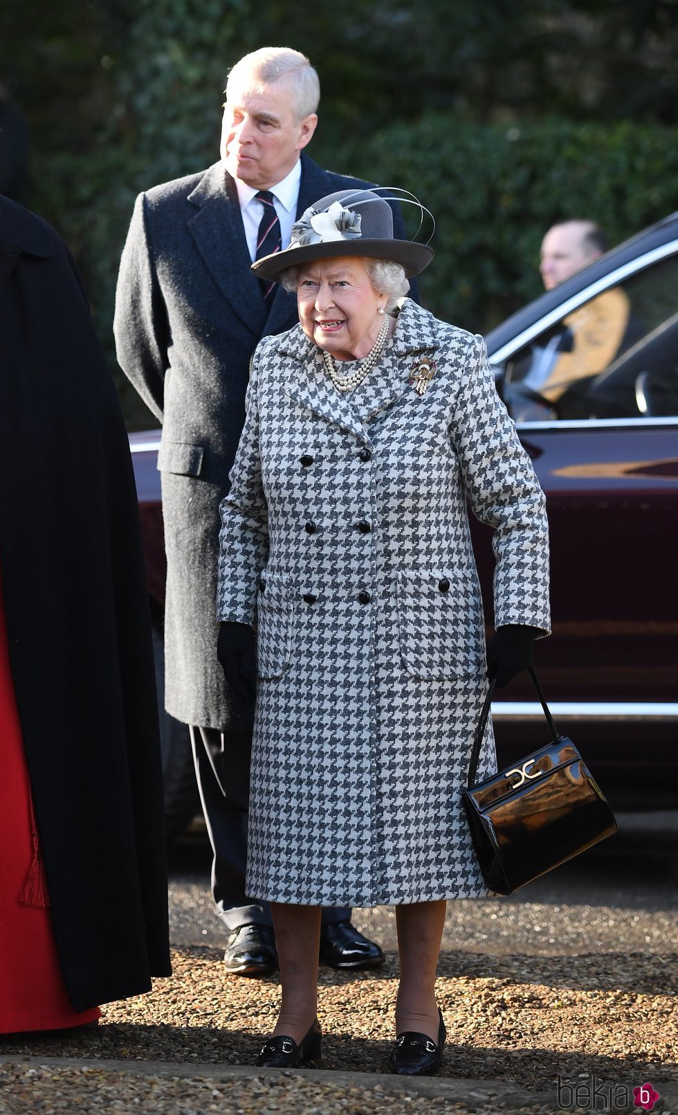 La Reina Isabel y el Príncipe Andrés en un servicio religioso en Sandringham