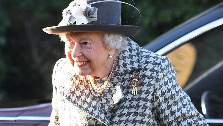 La Reina Isabel II en el servicio religioso en Sandringham