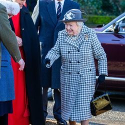 La Reina Isabel II y su hijo, el Príncipe Andrés, llegan al servicio religioso en Sandringham