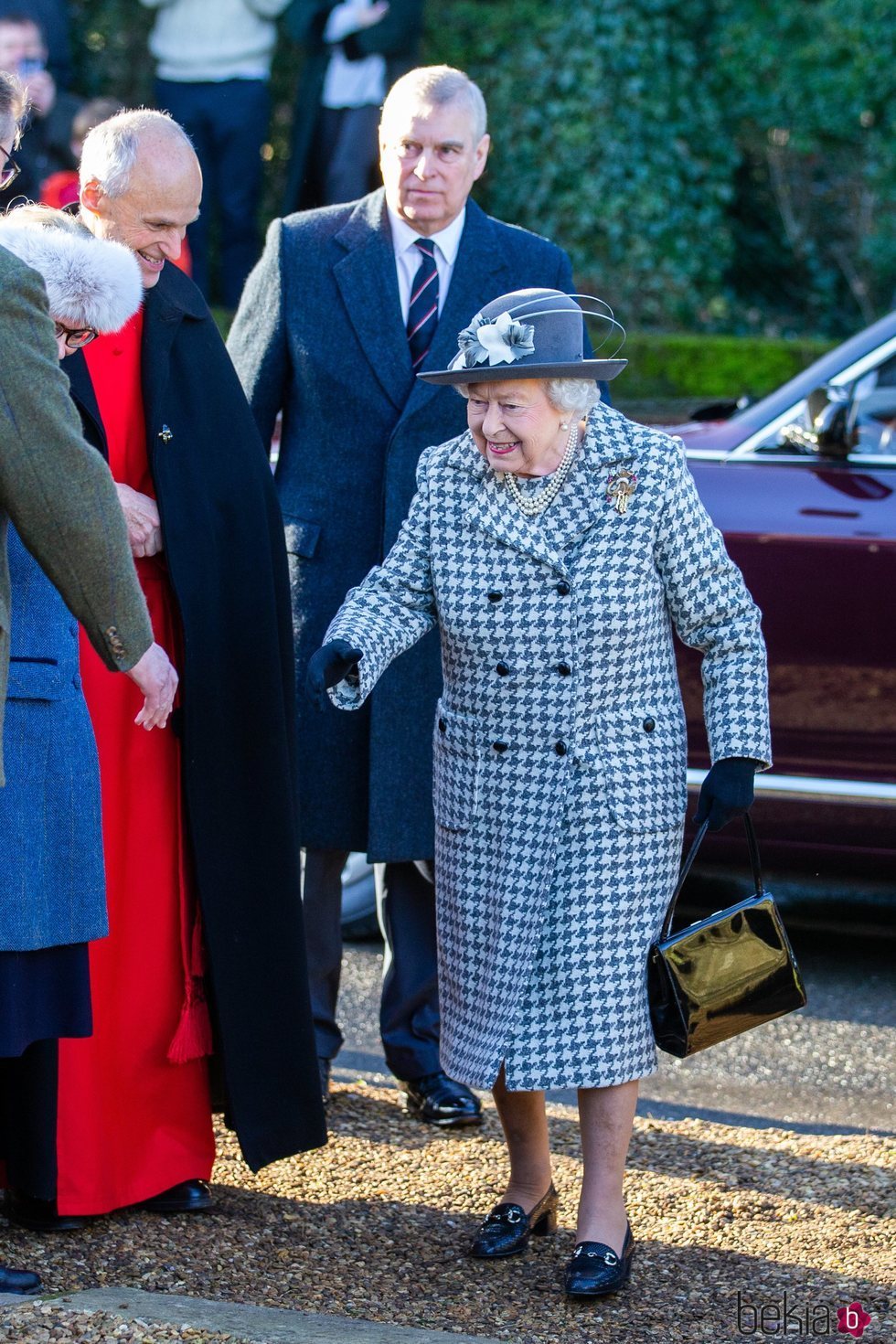 La Reina Isabel II y su hijo, el Príncipe Andrés, llegan al servicio religioso en Sandringham