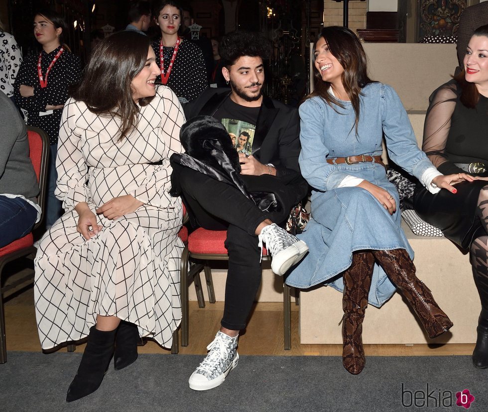 Alma Bollo con su novio y su cuñada Junquera en el desfile 'We Love Flamenco'