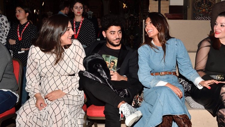 Alma Bollo con su novio y su cuñada Junquera en el desfile 'We Love Flamenco'