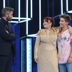 Roberto Leal con los nominados Ariadna y Nicky en la gala 1 de OT 2020