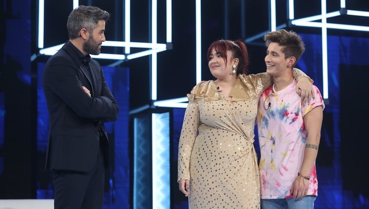 Roberto Leal con los nominados Ariadna y Nicky en la gala 1 de OT 2020