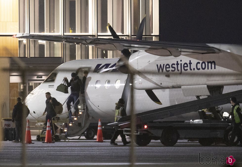 El Príncipe Harry bajando de un avión en Vancouver Island