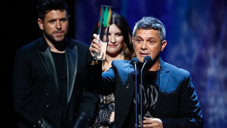 Alejandro Sanz recogiendo un galardón en los Premios Odeón 2020