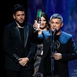 Alejandro Sanz recogiendo un galardón en los Premios Odeón 2020