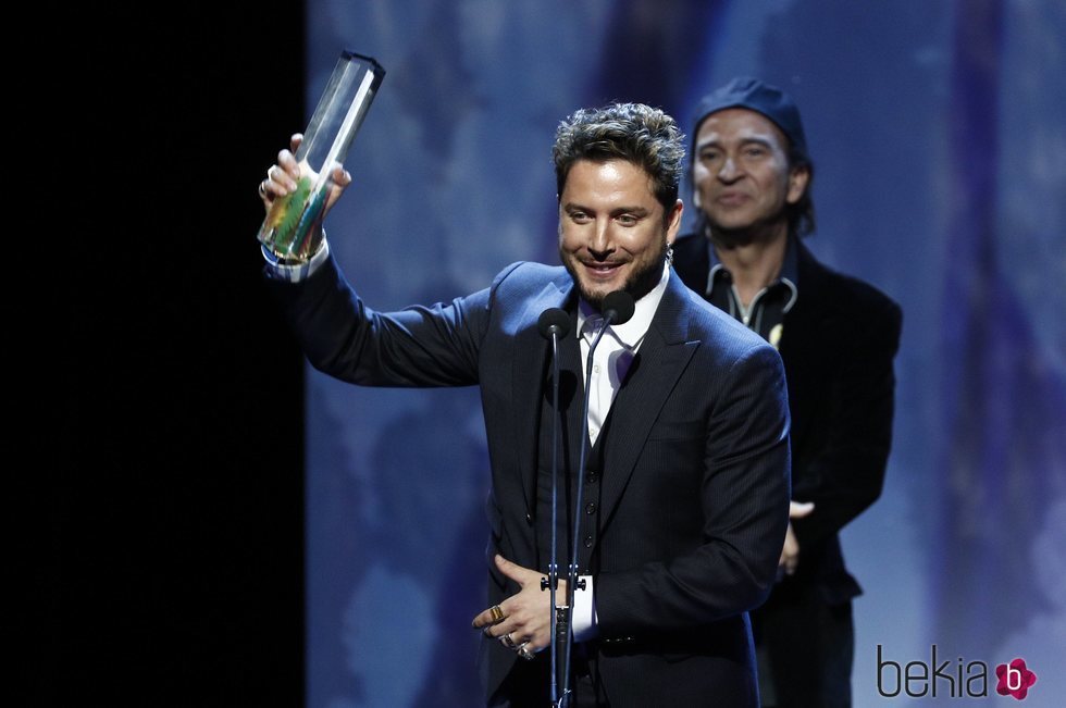 Manuel Carrasco recogiendo un galardón en los Premios Odeón 2020