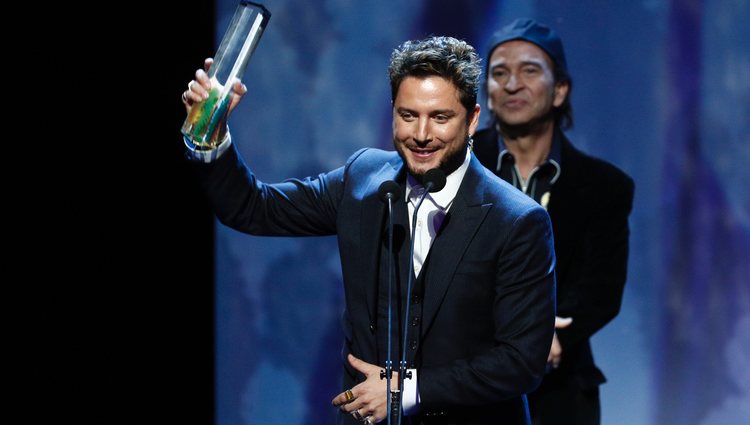 Manuel Carrasco recogiendo un galardón en los Premios Odeón 2020