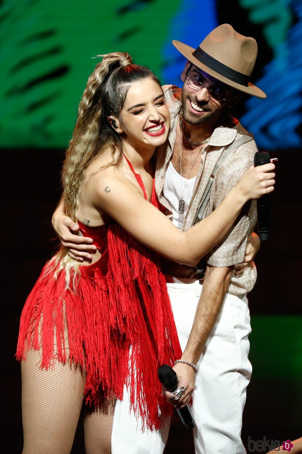 Lola Índigo y Don Patricio actuando en los Premios Odeón 2020