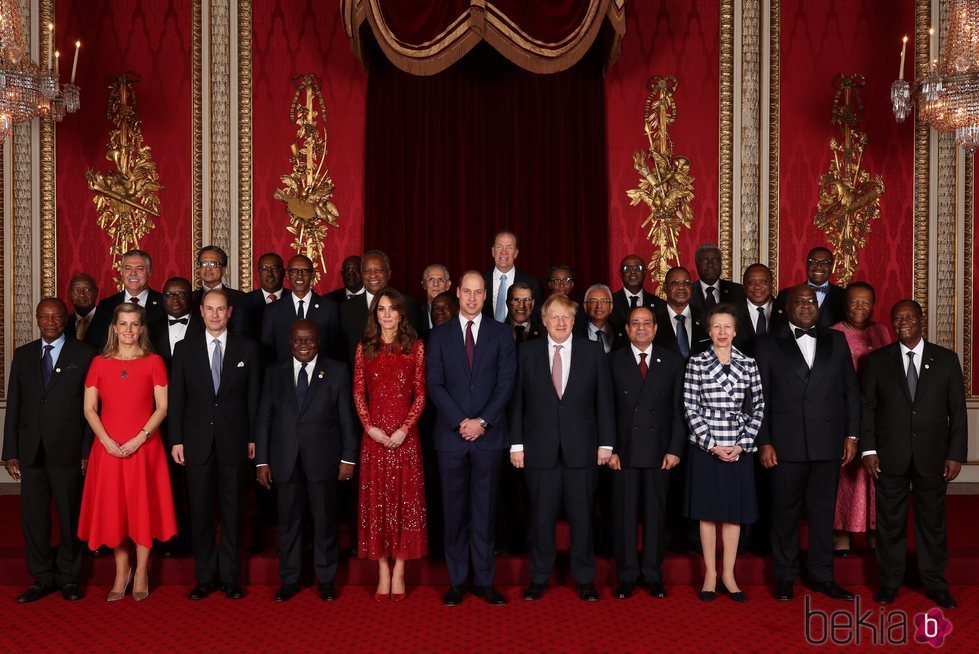 Los Duques de Cambridge, los Condes de Wessex y la Princesa Ana con Boris Johnson y líderes africanos en la Cumbre de Inversión Reino Unido-África