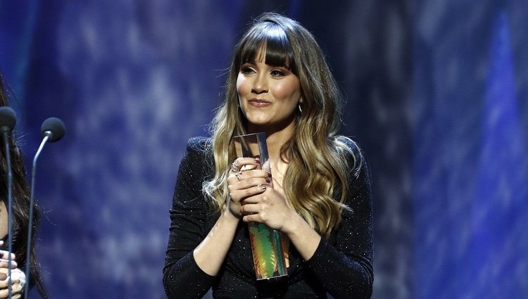 Aitana recogiendo un galardón en los Premios Odeón 2020