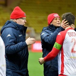 Estefanía de Mónaco, muy cariñosa con Louis Ducruet en presencia de Alberto de Mónaco en un partido benéfico