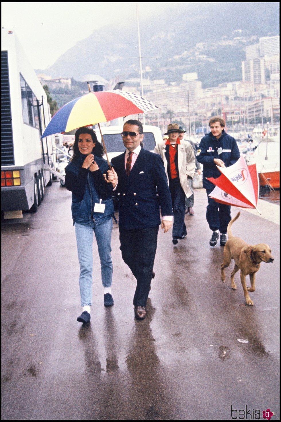 La Princesa Carolina y Karl Lagerfeld, seguidos por Stéfano Casiraghi, paseando por el puerto de Mónaco