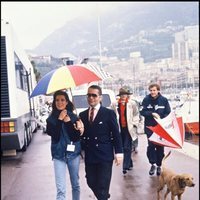 La Princesa Carolina y Karl Lagerfeld, seguidos por Stéfano Casiraghi, paseando por el puerto de Mónaco