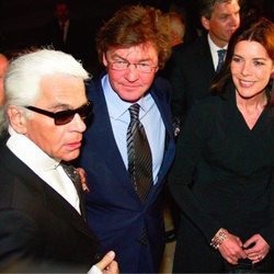 Karl Lagerfeld, Ernesto de Hannover y Carolina de Mónaco en un acto público