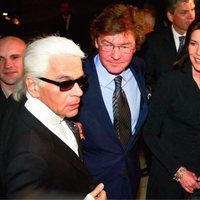 Karl Lagerfeld, Ernesto de Hannover y Carolina de Mónaco en un acto público