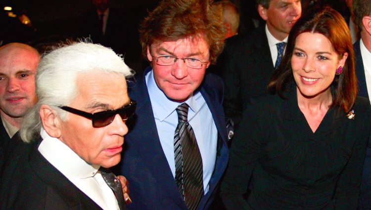 Karl Lagerfeld, Ernesto de Hannover y Carolina de Mónaco en un acto público