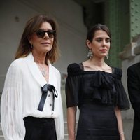 Carolina de Mónaco y Carlota Casiraghi en el homenaje 'Karl for Ever' en París