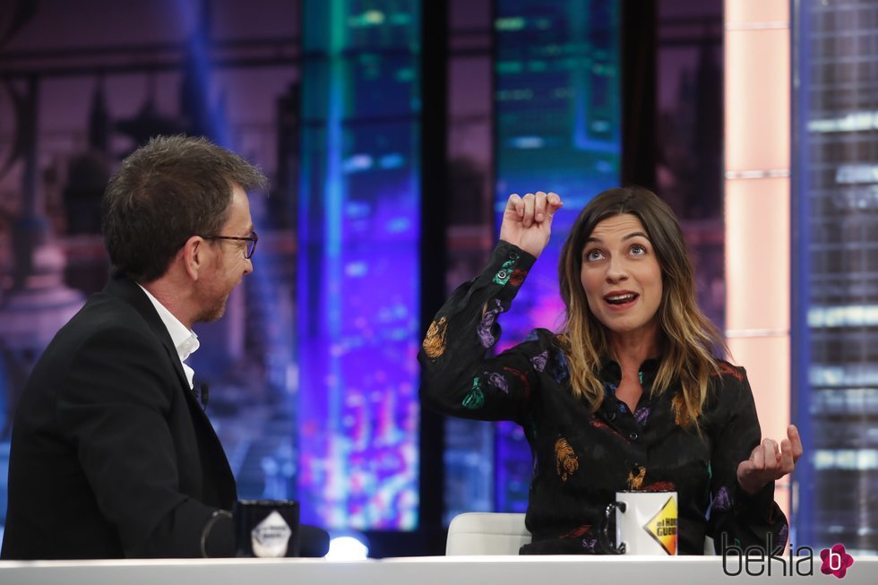 Natalia Tena con Pablo Motos en 'El hormiguero' presentando la película 'Te quiero, imbécil'