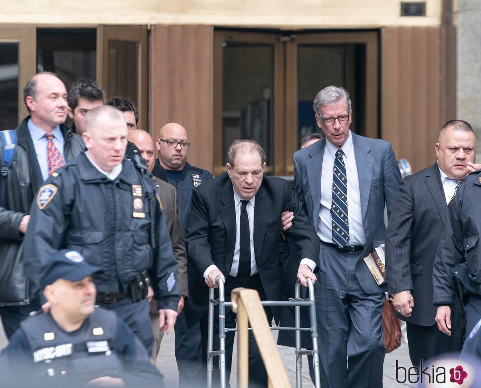 Harvey Weinstein saliendo de los juzgados de Nueva York ayudado por un andador