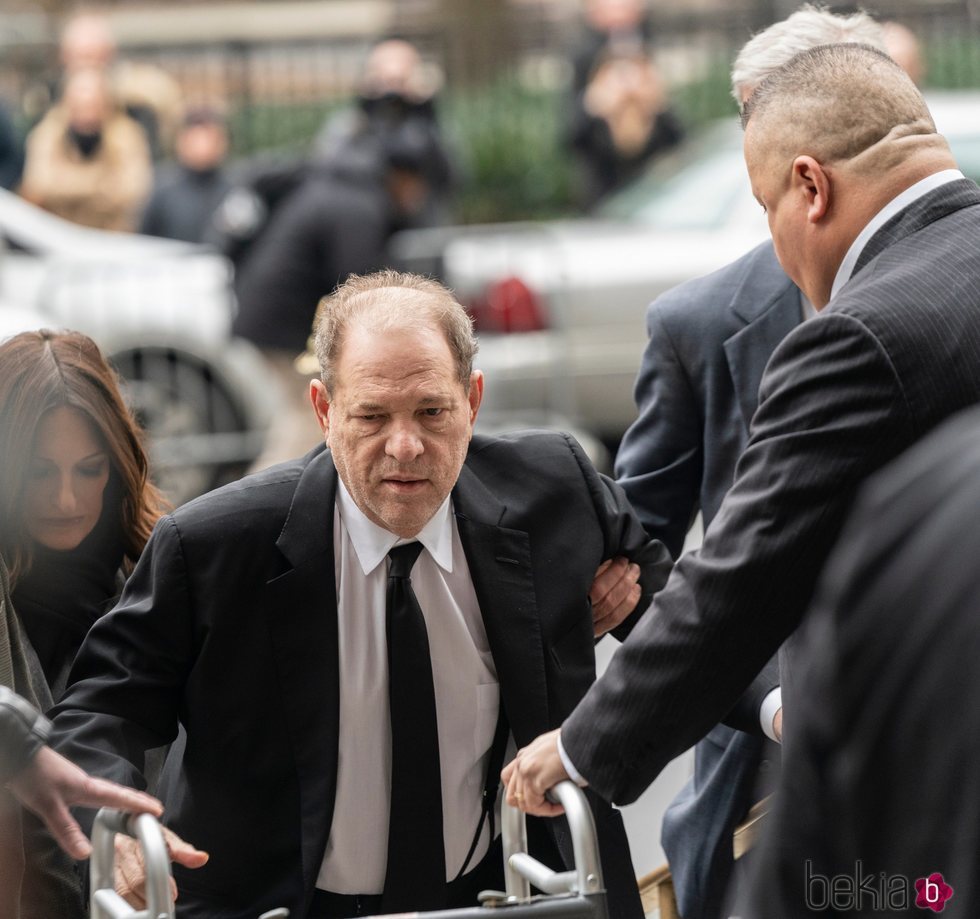 Harvey Weinstein llegando a los juzgados de Nueva York ayudado por su andador