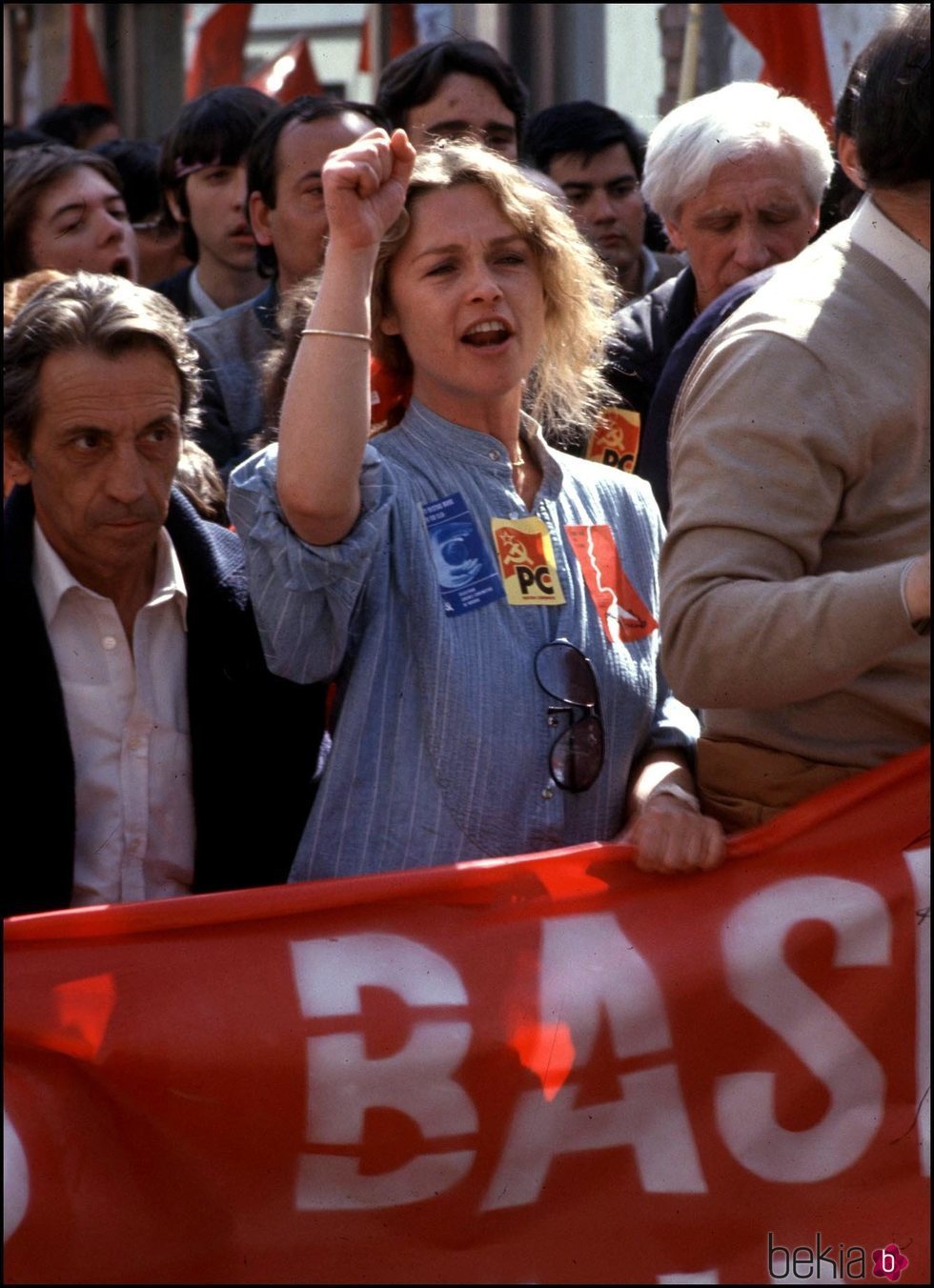 Marisol (Pepa Flores) en una manifestación organizada por el Partido Comunista