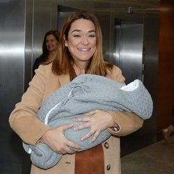 Toñi Moreno presenta a su hija Lola muy feliz