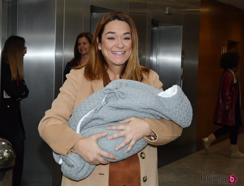 Toñi Moreno presenta a su hija Lola muy feliz