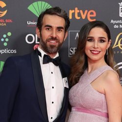 Candela Serrat y Daniel Muriel en un primer plano en la alfombra roja de los Goya 2020