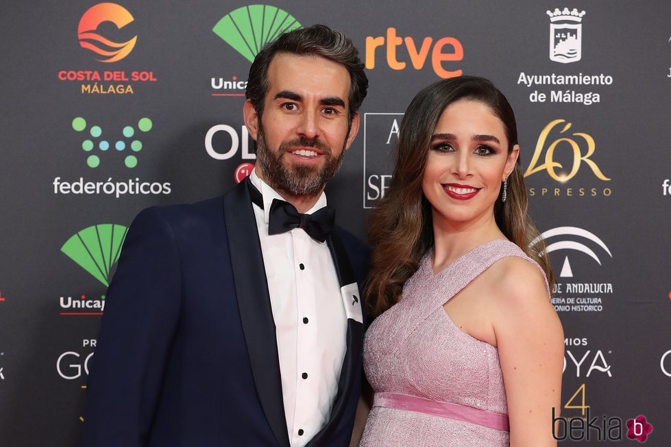 Candela Serrat y Daniel Muriel en un primer plano en la alfombra roja de los Goya 2020