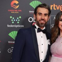 Candela Serrat y Daniel Muriel en un primer plano en la alfombra roja de los Goya 2020