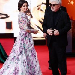 Penélope Cruz y Pedro Almodóvar en la alfombra roja de los Goya 2020