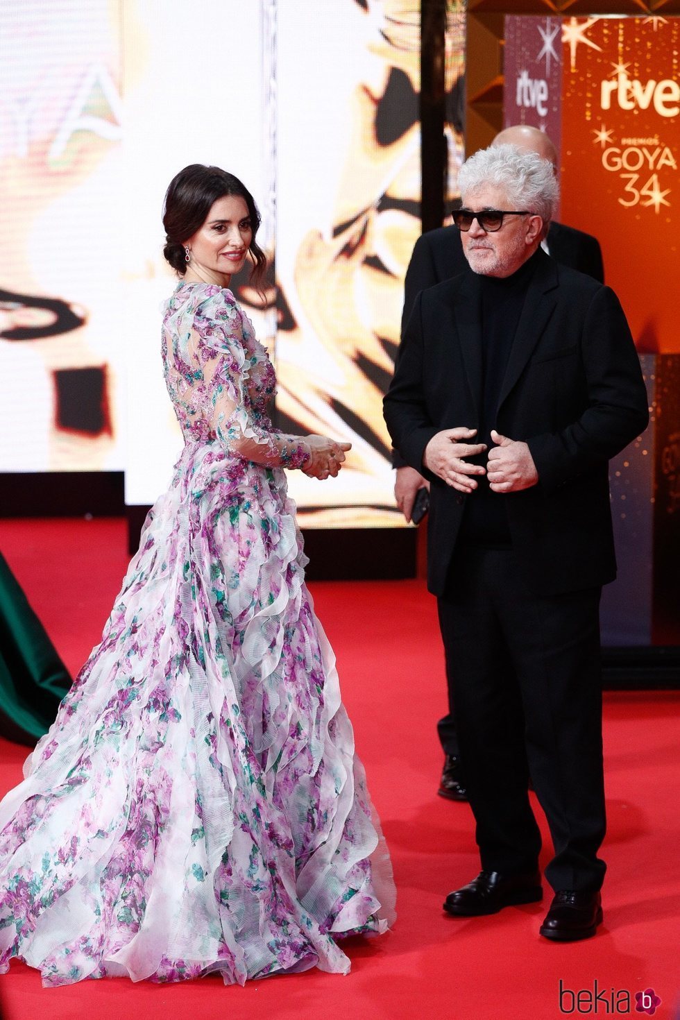 Penélope Cruz y Pedro Almodóvar en la alfombra roja de los Goya 2020