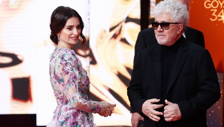 Penélope Cruz y Pedro Almodóvar en la alfombra roja de los Goya 2020