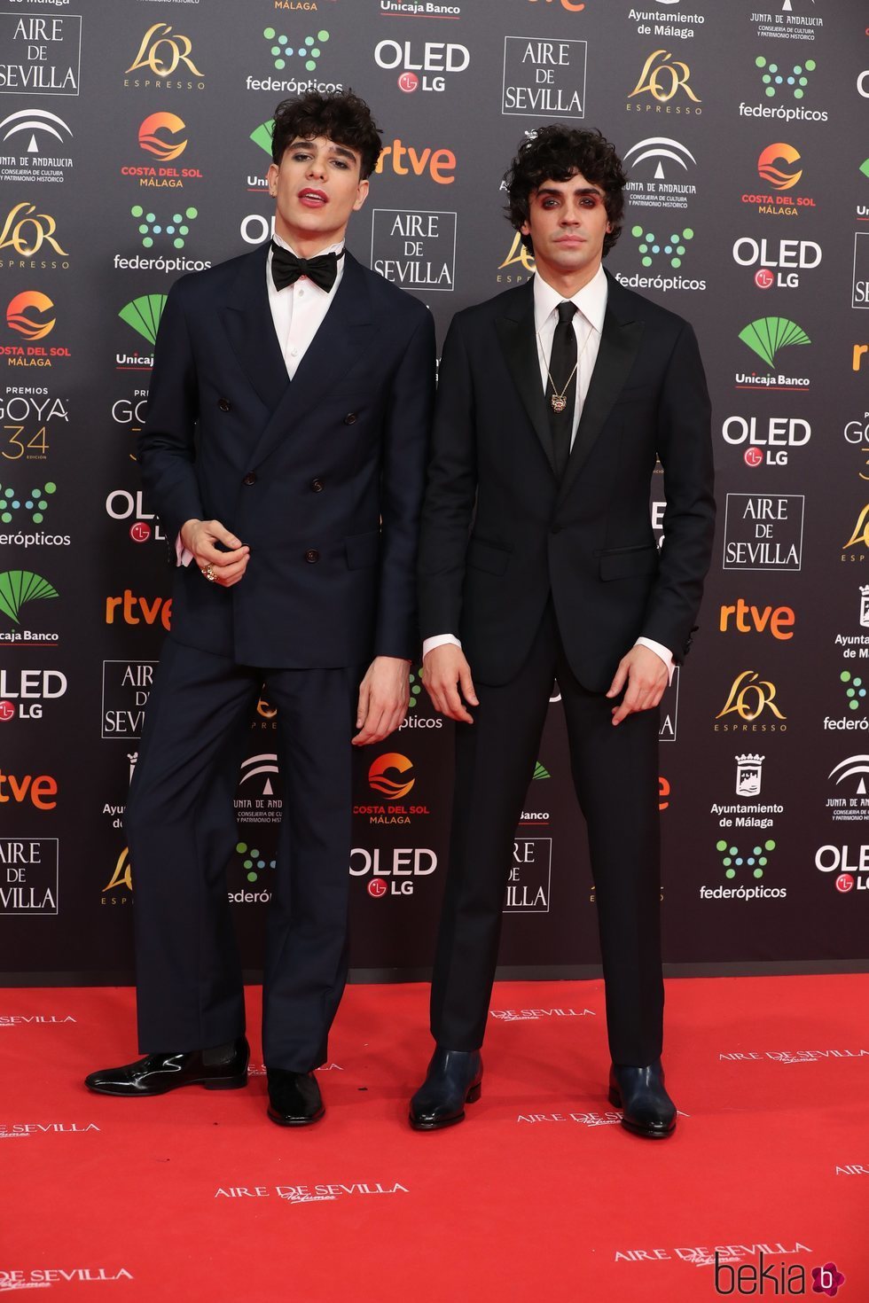 Javier Calvo y Javier Ambrossi en la alfombra roja de los Goya 2020