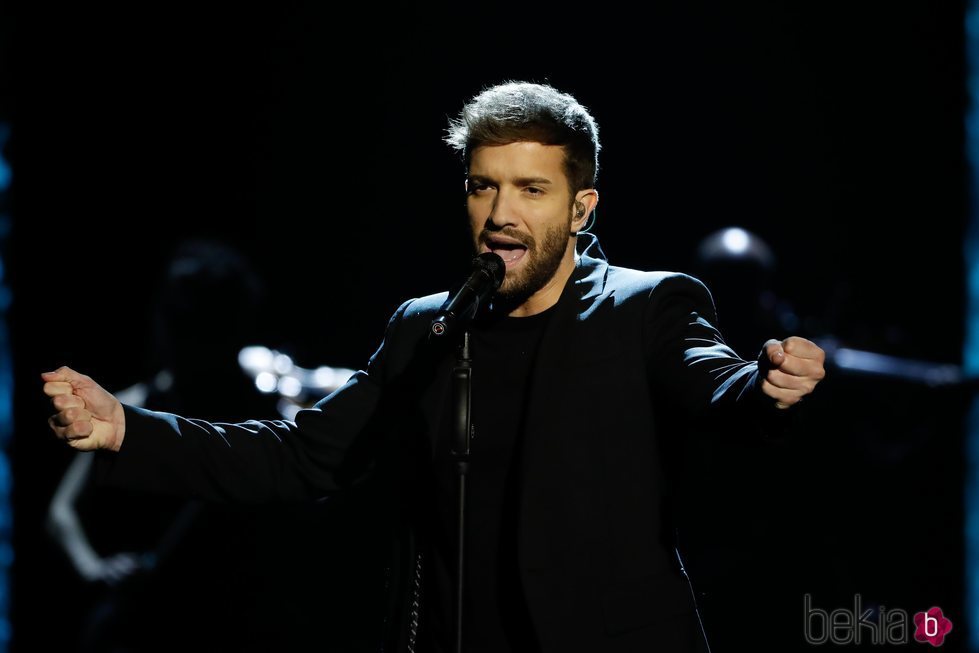 Pablo Alborán cantando en la gala de los Goya 2020