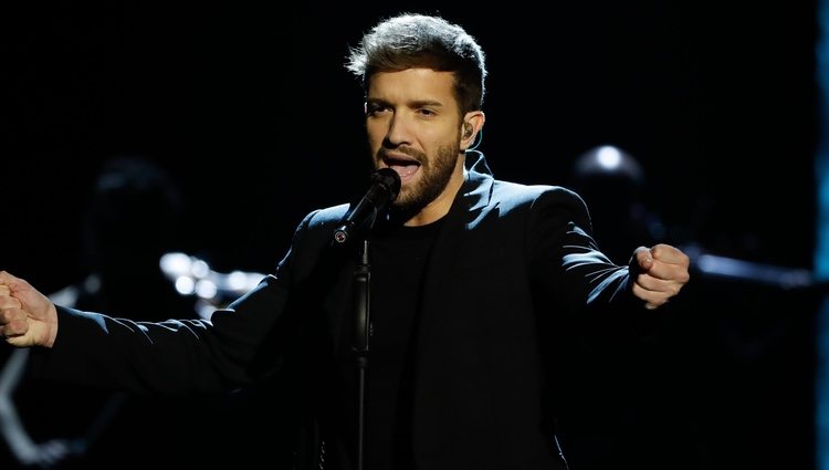 Pablo Alborán cantando en la gala de los Goya 2020