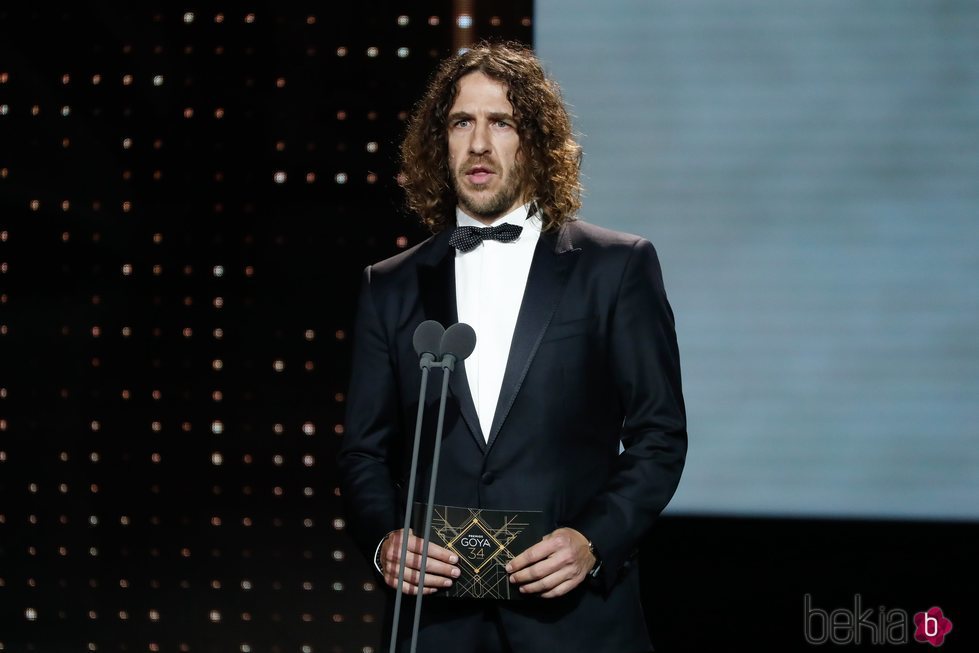 Carles Puyol presentando un premio en la gala de los Goya 2020