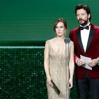 Marta Etura y Álvaro Morte entregando un premio en la gala de los Goya 2020