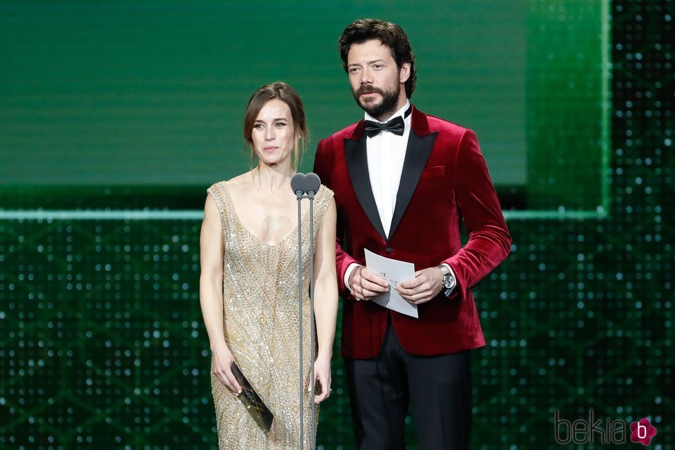 Marta Etura y Álvaro Morte entregando un premio en la gala de los Goya 2020