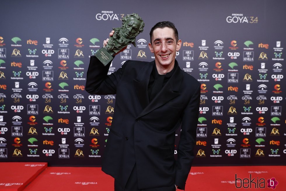 Enric Auquer con su Goya a Mejor Actor Revelación