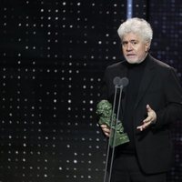 Pedro Almodóvar recogiendo un premio en los Goya 2020