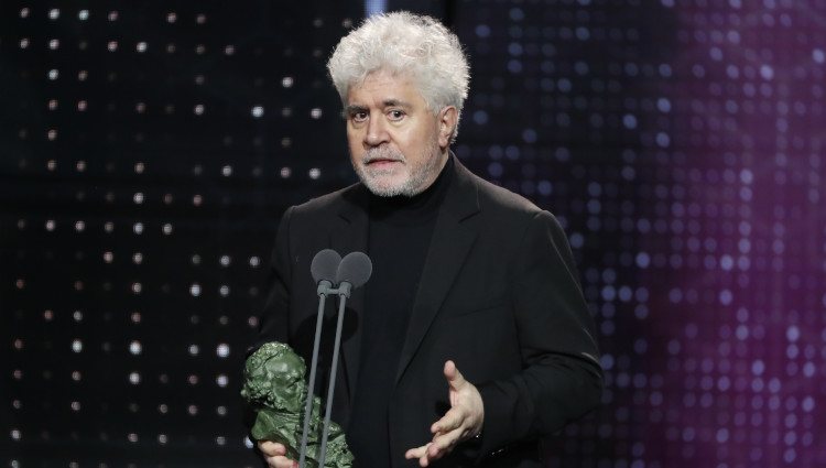 Pedro Almodóvar recogiendo un premio en los Goya 2020