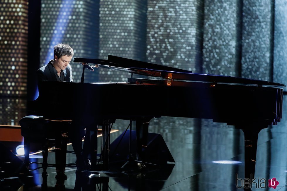 Jamie Cullum al piano durante la gala de los Goya 2020