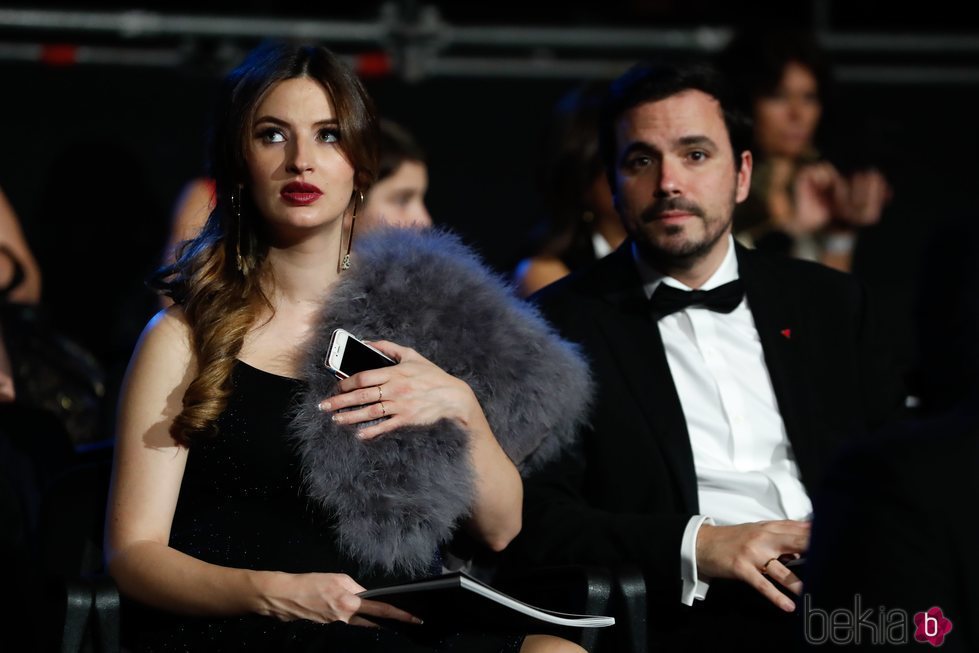 Alberto Garzón y Anna Ruiz viendo la gala de los Goya 2020