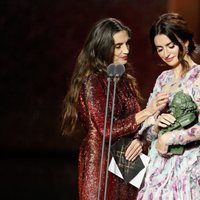 Ángela Molina y Penélope Cruz miran el Goya 2020 a la Mejor Dirección