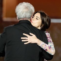 Penélope Cruz besa a Pedro Almodóvar en los Goya 2020