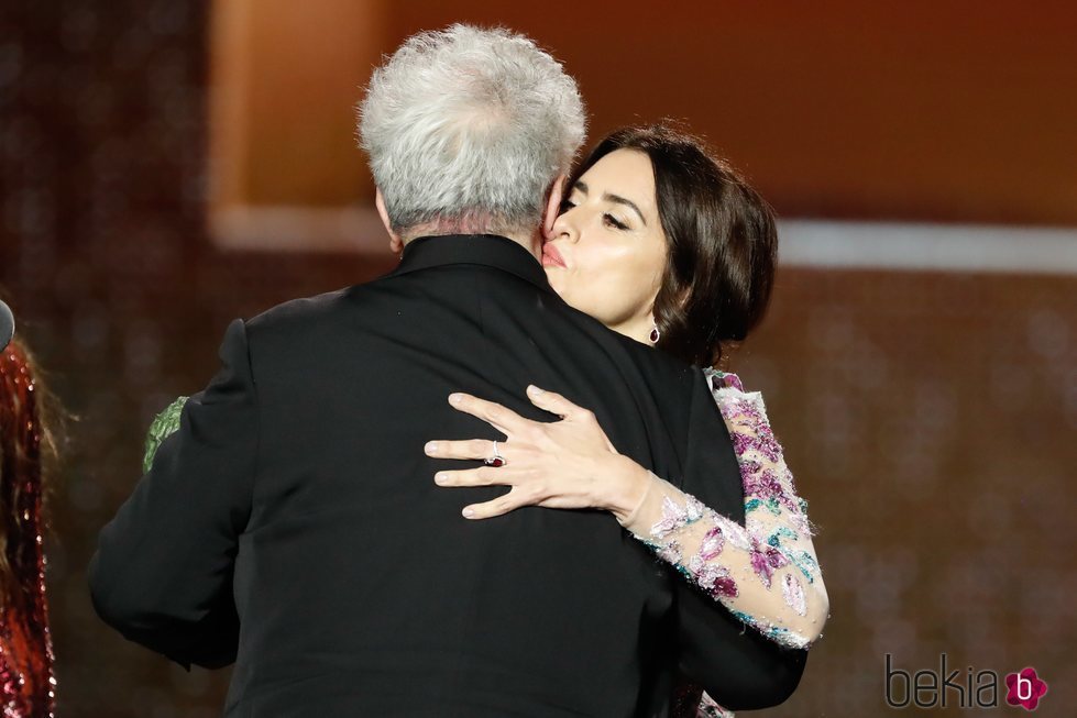 Penélope Cruz besa a Pedro Almodóvar en los Goya 2020